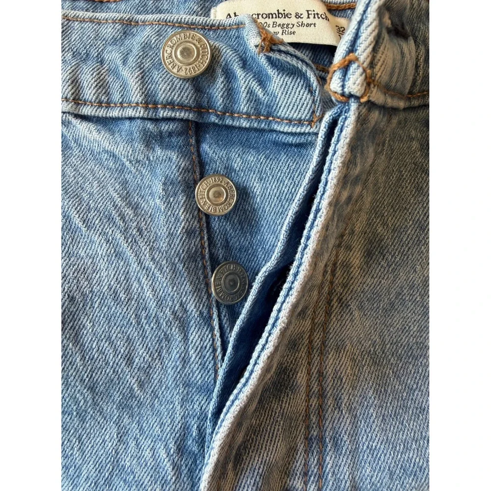 Abercrombie & Fitch The 90s Baggy Short Low Rise Light Wash Distressed Size 34